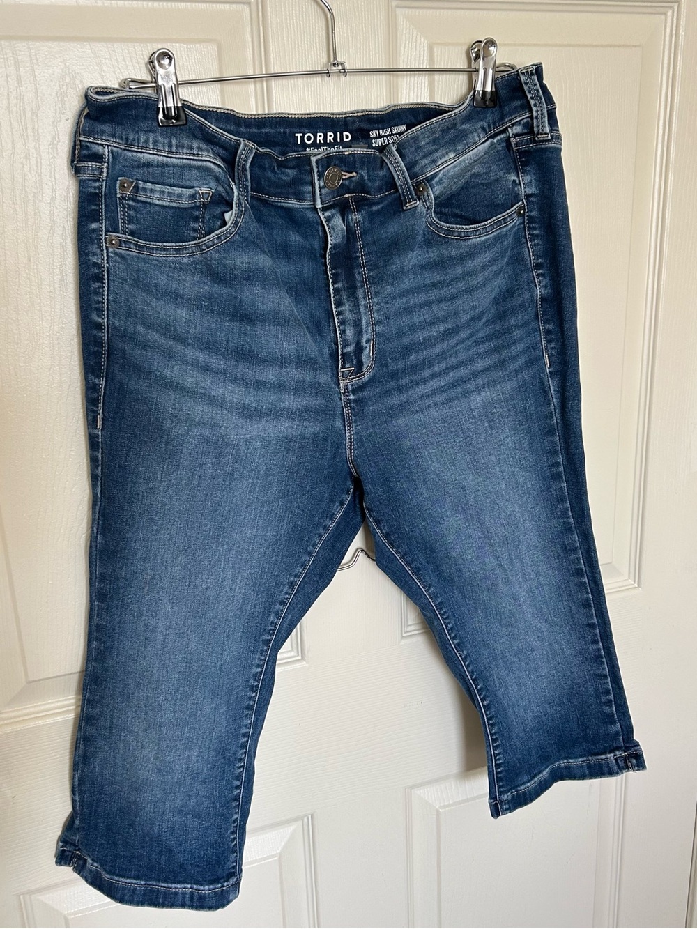 Torrid Sky High Super Soft Skinny Caprin Jeans Size 14